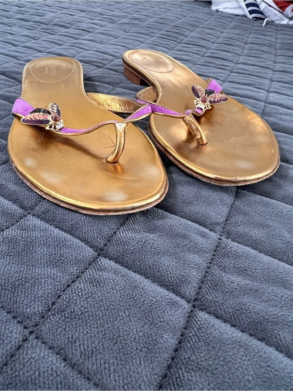 Gucci Bee Sandals Shoes Women’s 7 B Gold Thong Flip Flops Suede Purple Gold